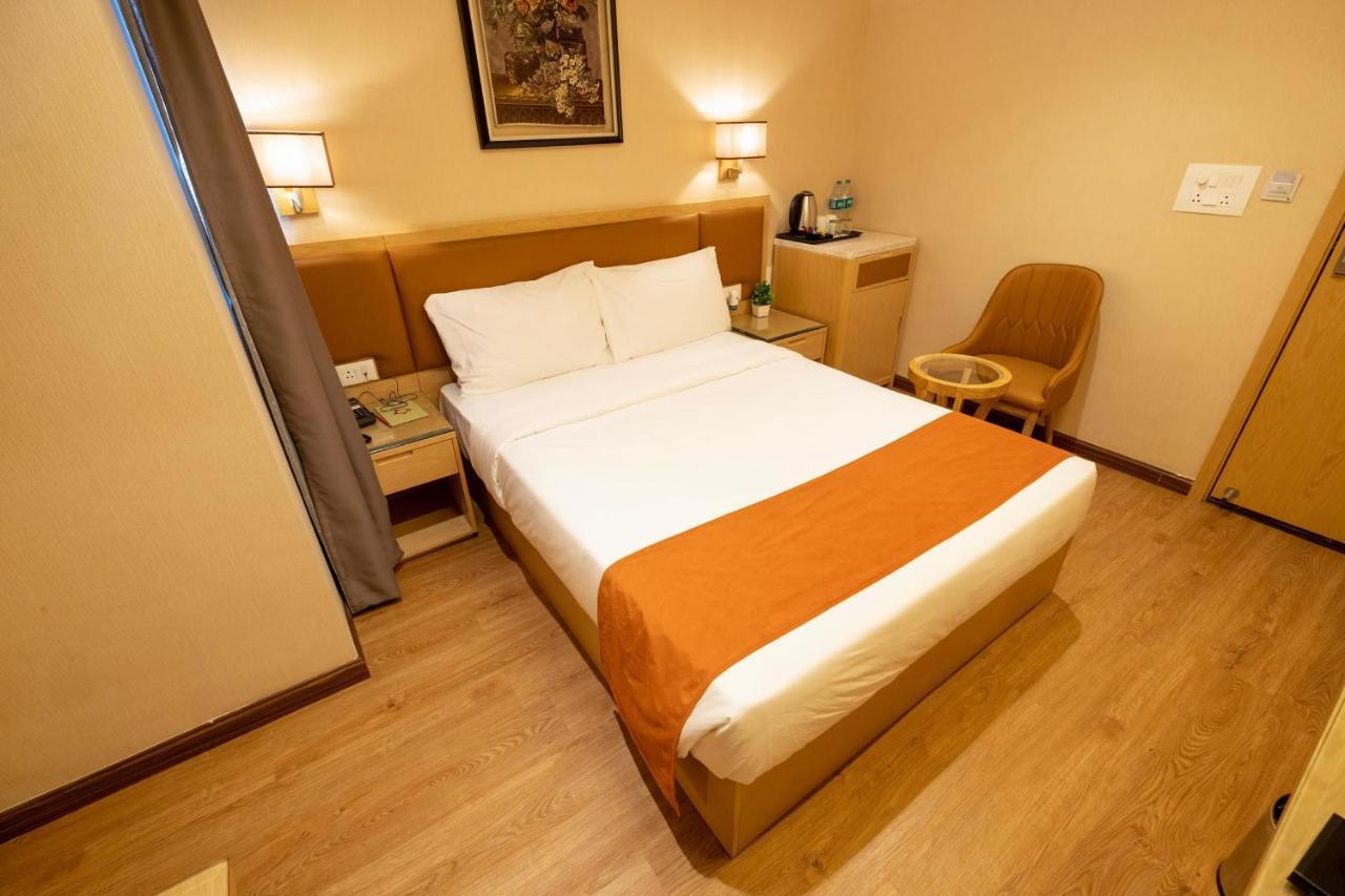The Bastion Hotell Bhopal Exteriör bild