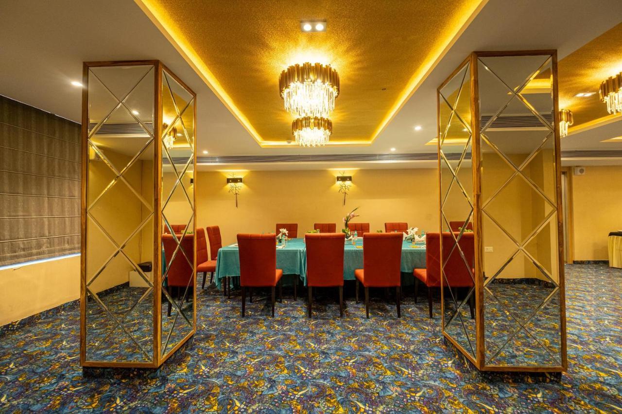 The Bastion Hotell Bhopal Exteriör bild