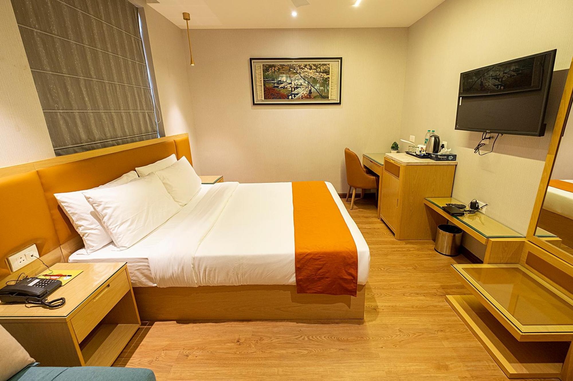 The Bastion Hotell Bhopal Exteriör bild