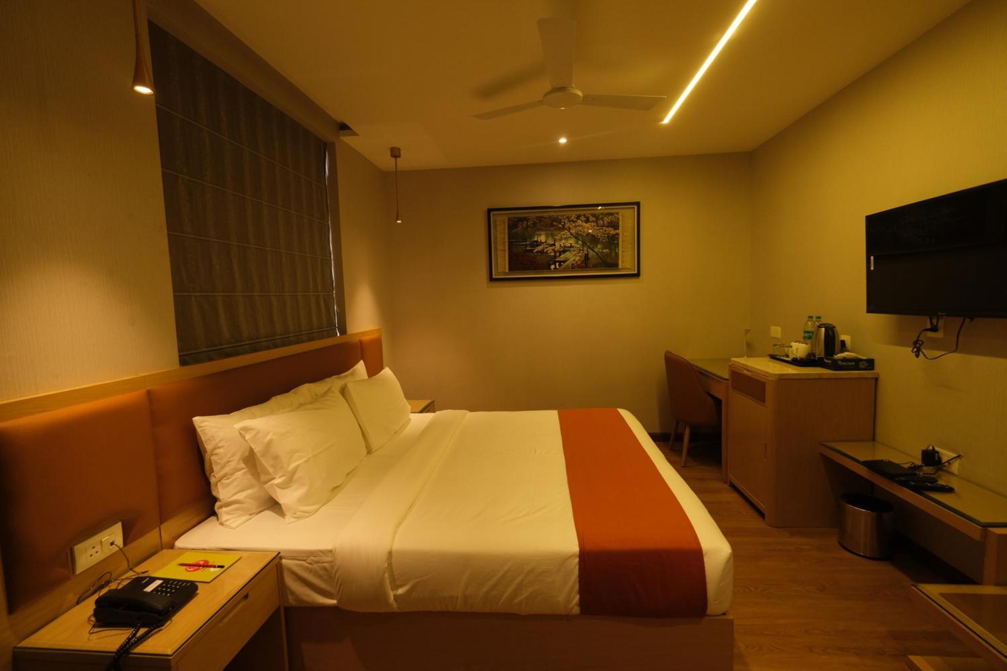 The Bastion Hotell Bhopal Exteriör bild